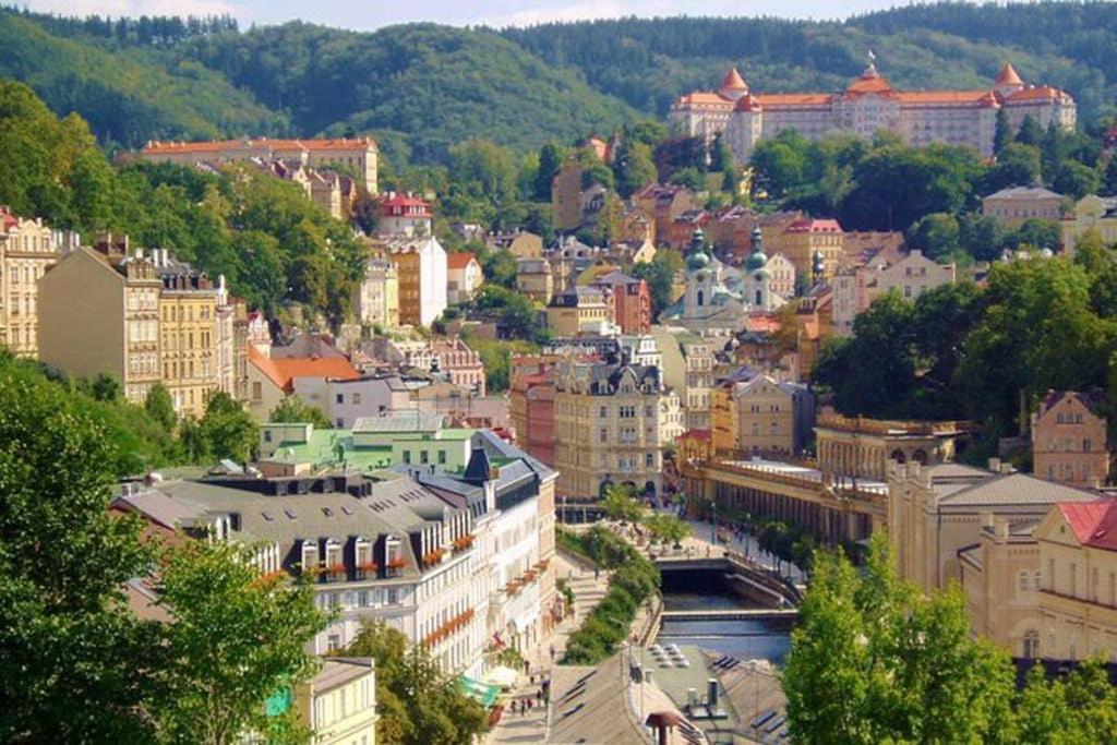 Suite With Back Garden Karlovy Vary Bagian luar foto